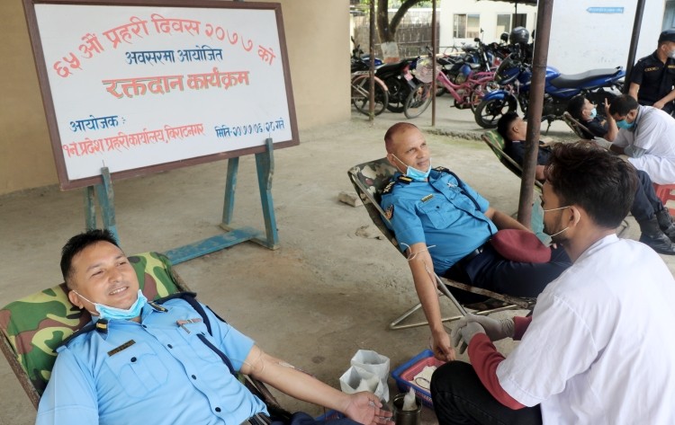 ६५ औं प्रहरी दिवसका अवसरमा एक नम्बर प्रदेशका १०१ जना प्रहरीद्वारा रक्तदान