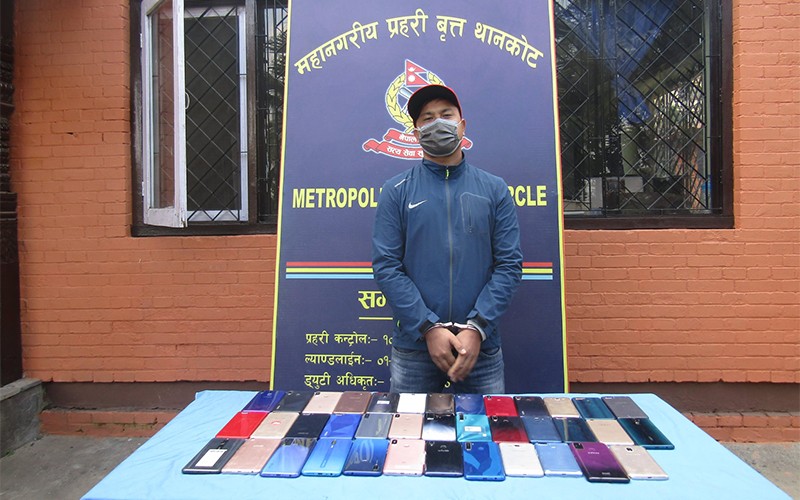 ३८ थान मोबाइलसहित नागढुङ्गाबाट एक जना पक्राउ