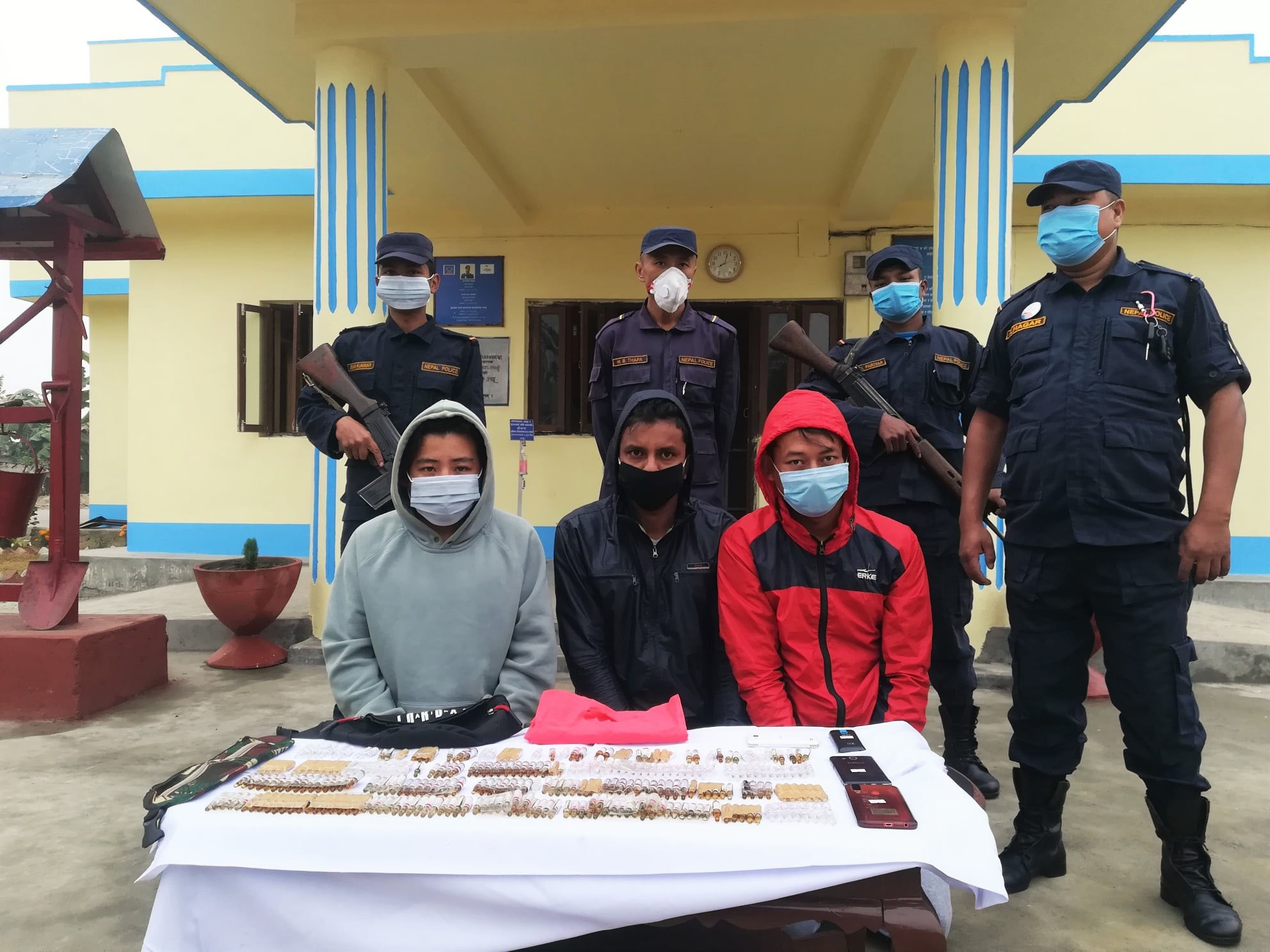 लागूऔषधसहित ३ जना पक्राउ