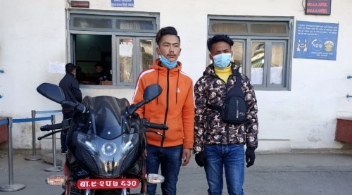 चोरीका मोटरसाइकल चलाउने दुई युवक पक्राउ