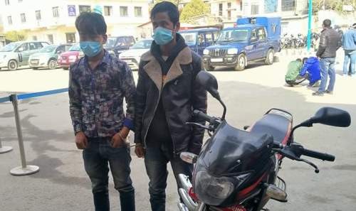 चोरीका मोटरसाइकल चलाउने २ जना पक्राउ