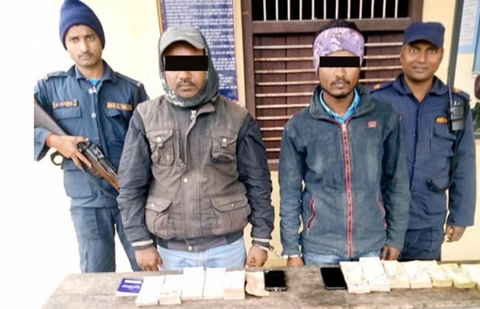 स्रोत नखुलेको ९ लाख ४० हजार रुपैयाँसहित २ जना पक्राउ
