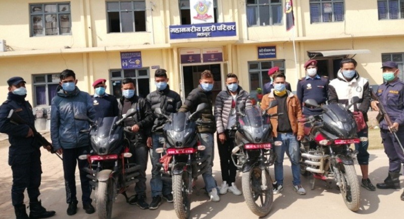 भक्तपुरमा मोटरसाइकल चोरी गर्ने ७ जना पक्राउ
