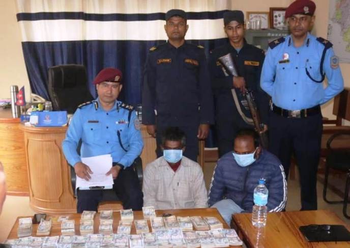 २५ लाख ३५ हजार रुपैयाँसहित २ जना भारतीय पक्राउ