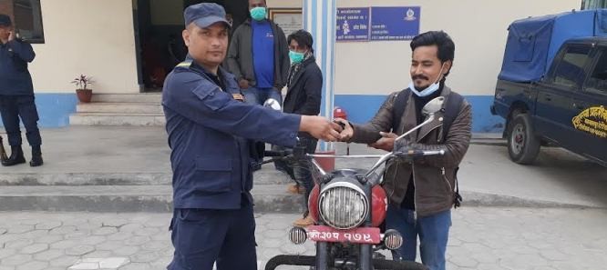 मकवानपुर प्रहरीद्वारा हराएको मोटरसाइकल फेला पारी सम्बन्धित धनीलाई जिम्मा