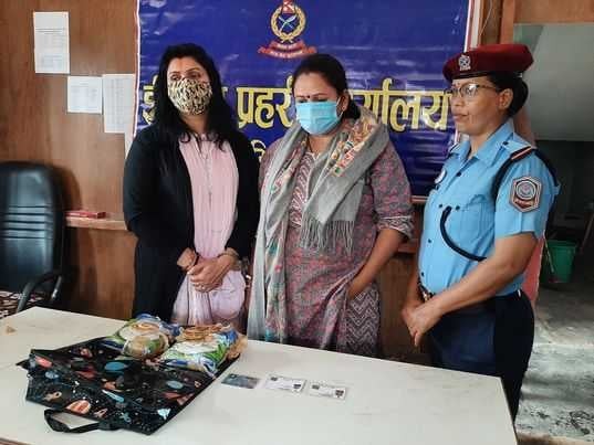 २ किलो अफिमसहित २ जना भारतीय महिला पक्राउ