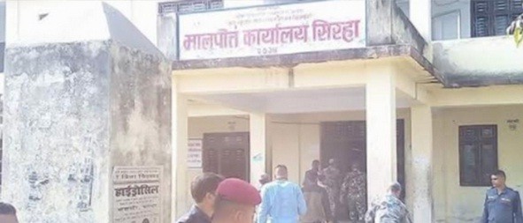 सिरहा मालपोत कार्यालयमा बम विस्फोट, ८ जना घाइते