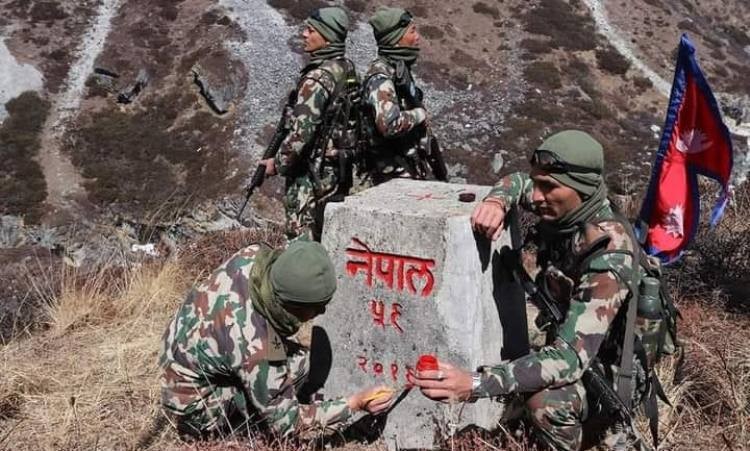 नेपाल-चीन क्षेत्रका सीमा स्तम्भको मर्मतसम्भार गर्दै नेपाली सेना