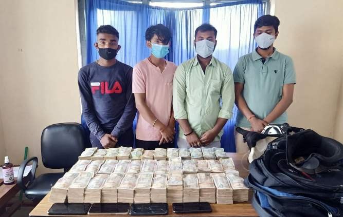 ८२ लाख ५० हजार रुपैयाँसहित ४ जना हुण्डी कारोबारी पक्राउ