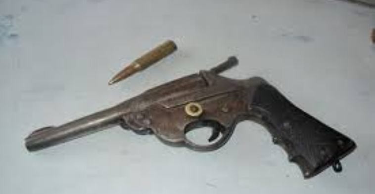पेस्तोल र गोलीसहित ३ जना पक्राउ
