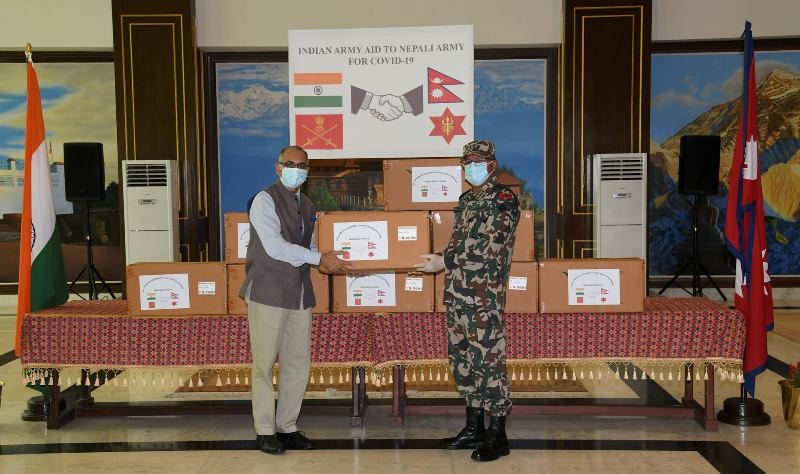 भारतीय सेनाद्वारा नेपाली सेनालाई स्वास्थ्य सामग्री र एम्बुलेन्स सहयोग