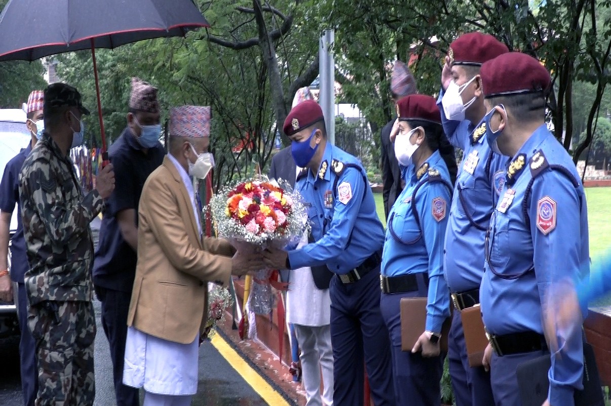 प्रहरी मुख्यालयमा नवनियुक्त गृहमन्त्री अधिकारी (फोटोफिचर)