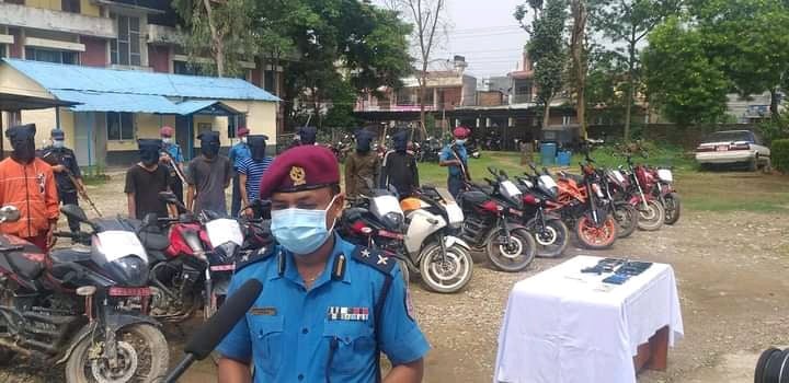 दाङबाट मोटरसाइकल चोरी गर्ने रोल्पाका ५ युवासहित ८ जना पक्राउ