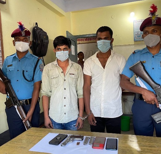 दाङमा पेस्तोल र गोलीसहित २ जना पक्राउ