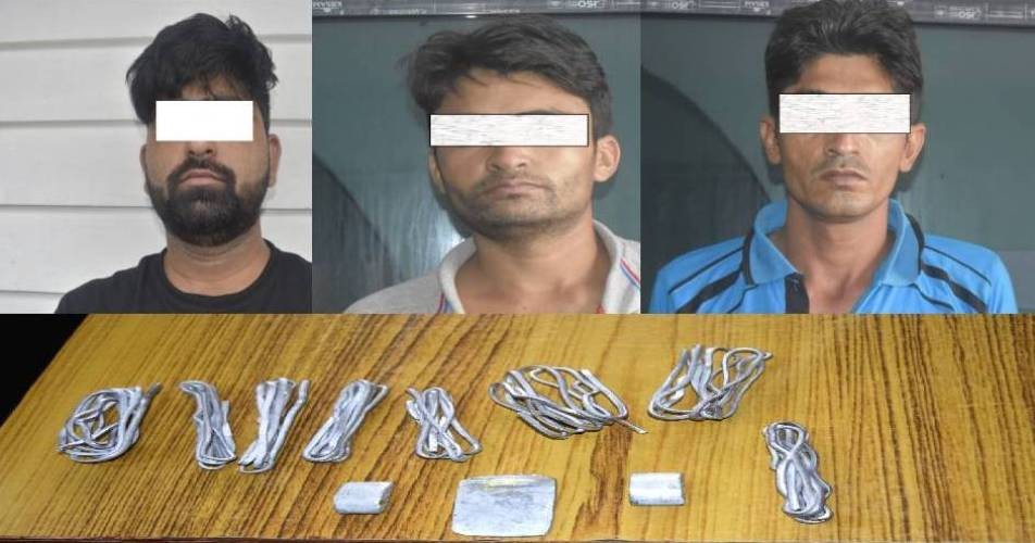 सिनामंगलको एक होटलबाट १ किलो ८६६ ग्राम सुनसहित ३ जना पक्राउ