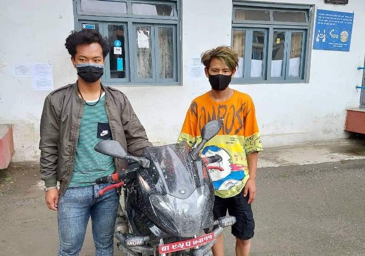 मोटरसाइकल चोरी गरेर भाग्दै गरेका दुई जना ट्राफिक प्रहरीको नियन्त्रणमा