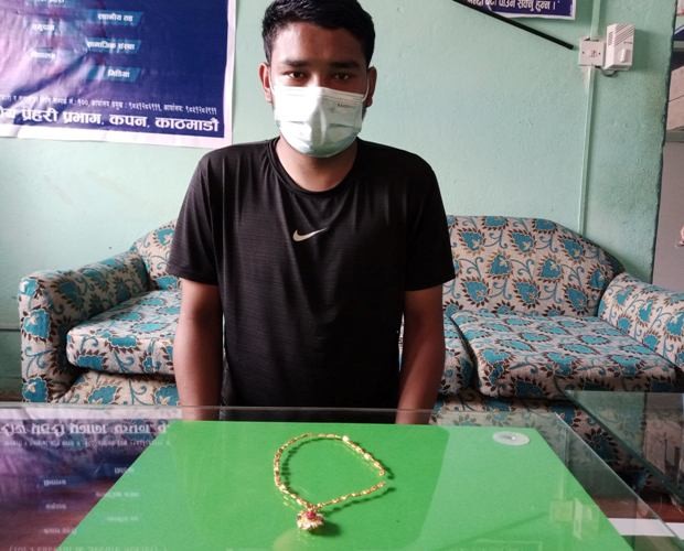 सुनको सिक्री लुटेर भाग्दै गरेका युवक प्रहरीको फन्दामा