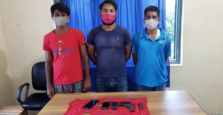पेस्तोलसहित ३ जना पक्राउ