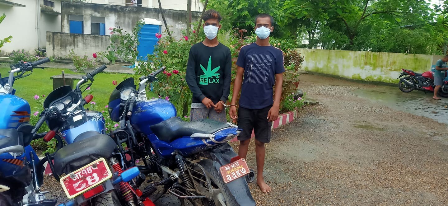 चार थान चोरीको मोटरसाइकलसहित २ जना पक्राउ