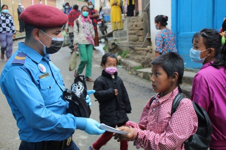 नेपाल प्रहरीद्वारा २ हजार ५८६ जनालाई नि:शुल्क मास्क वितरण