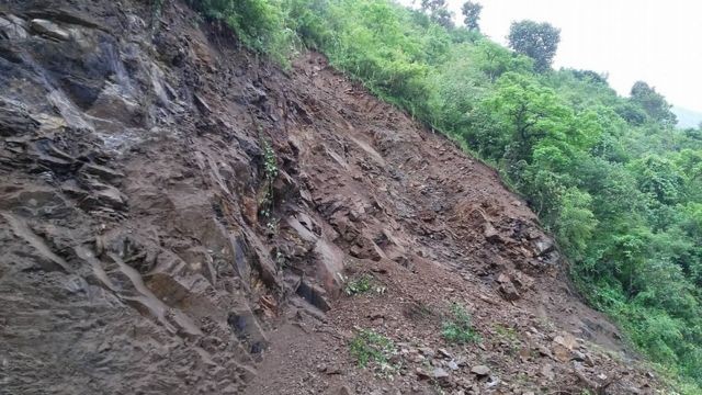 रोल्पाका अधिकांश सडक अवरुद्ध