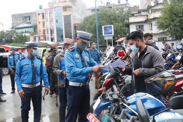 चोरी भएका मोटरसाइकल खोजीमा ट्राफिक प्रहरीको सक्रियता, २४ मोटरसाइकल फेला पारी धनीलाई जिम्मा