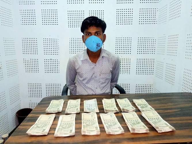 प्रतिबन्धित भारतीय रूपैयाँसहित एक पक्राउ