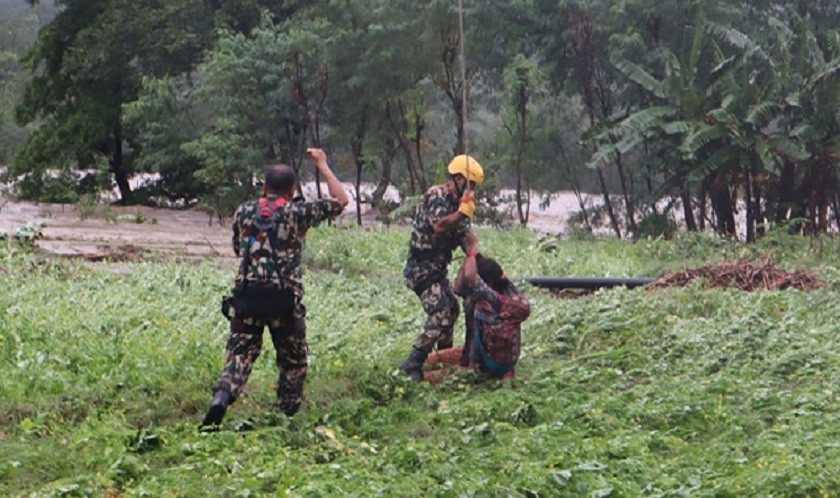 नेपाली सेनाद्वारा बाढीमा फसेका ५ जनाको २२ घण्टापछि सकुशल उद्धार
