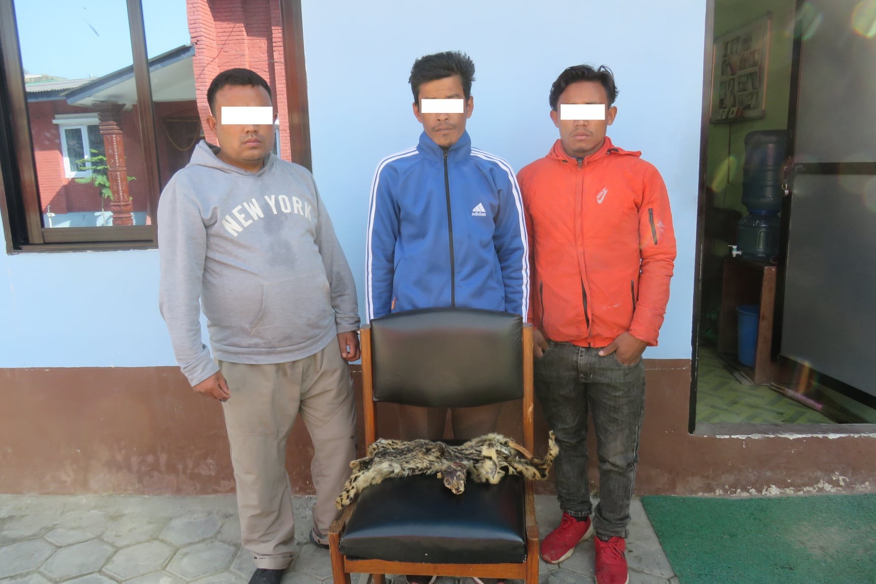 चितुवाको छालासहित ३ जना पक्राउ