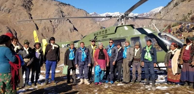 नेपाली सेनाद्वारा रुकुम पूर्वमा हिउँमा फसेका १४ मजदुरको सकुशल हवाई उद्धार