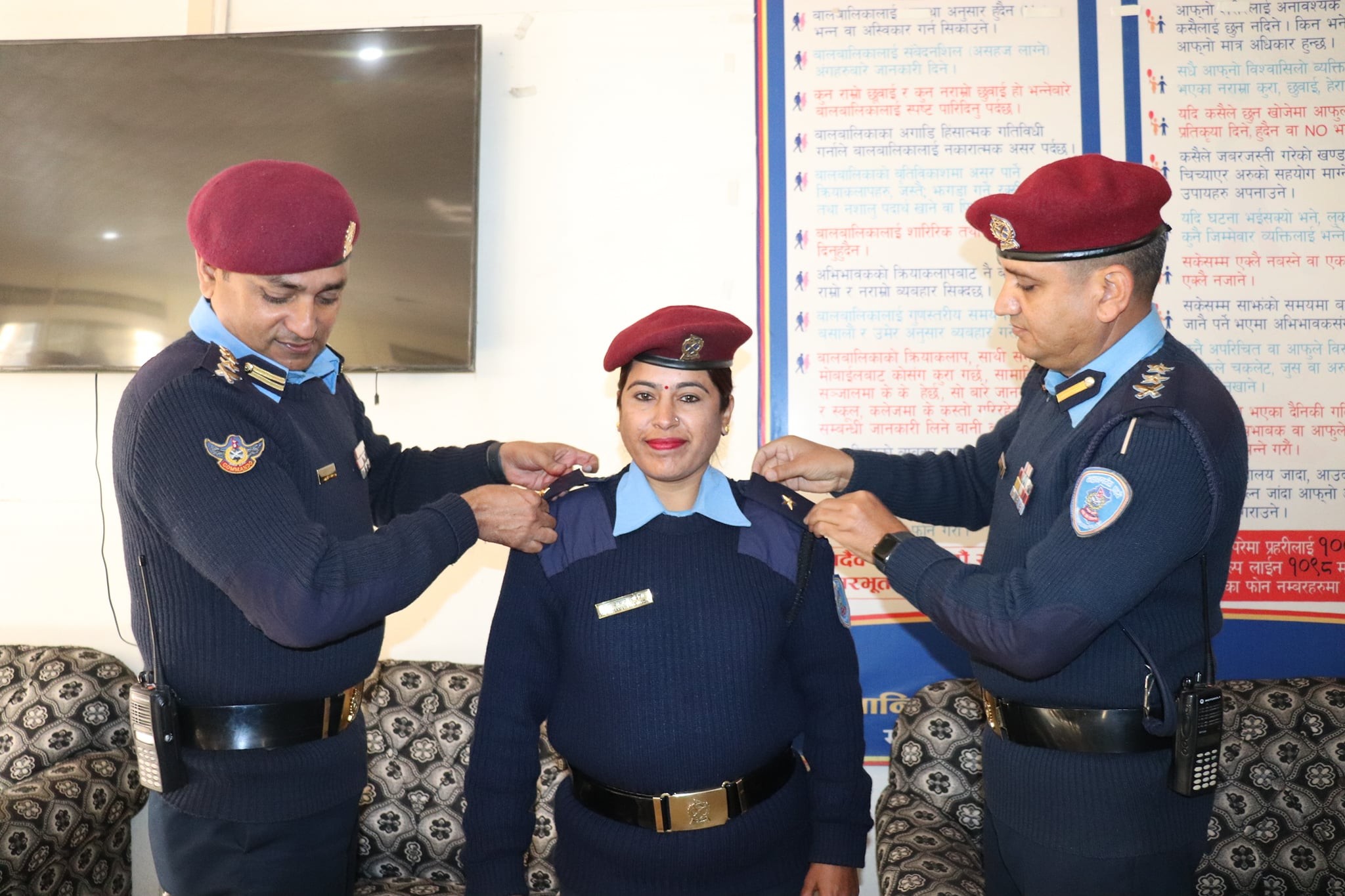 काठमाडौंका प्रहरी प्रमुख एसएसपी गिरीद्वारा असईमा बढुवा भएकालाई दर्ज्यानी चिन्ह प्रदान