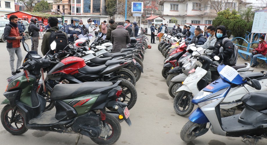 ट्राफिक प्रहरीद्वारा चोरिएका २६ थान मोटरसाइकल फेला पारी धनीलाई हस्तान्तरण