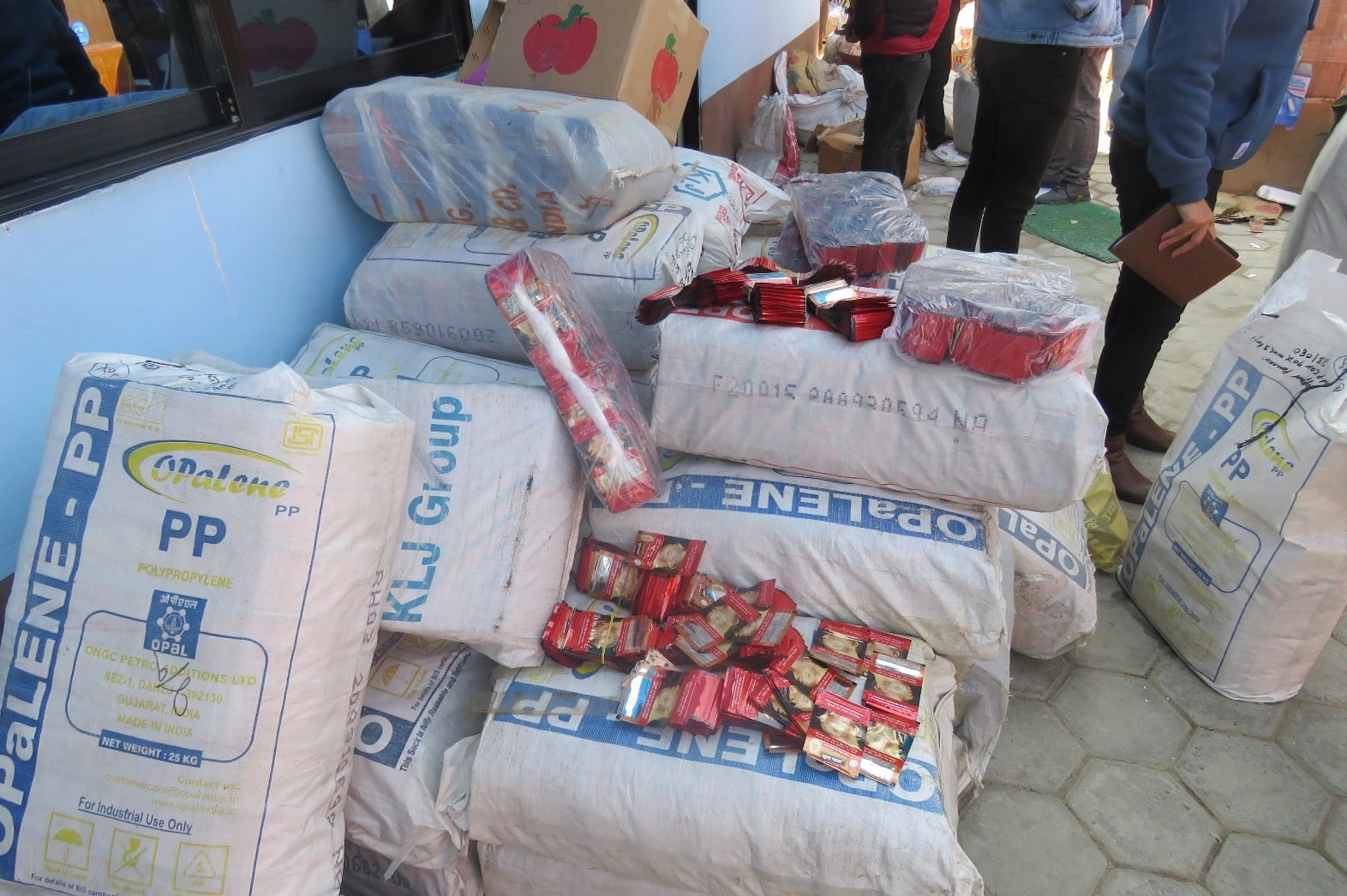 मदिराको अवैध कारोबारमा समातिएका बख्रेलको कोठामा भेटियो सुर्तीजन्य र कस्मेटिक सामान