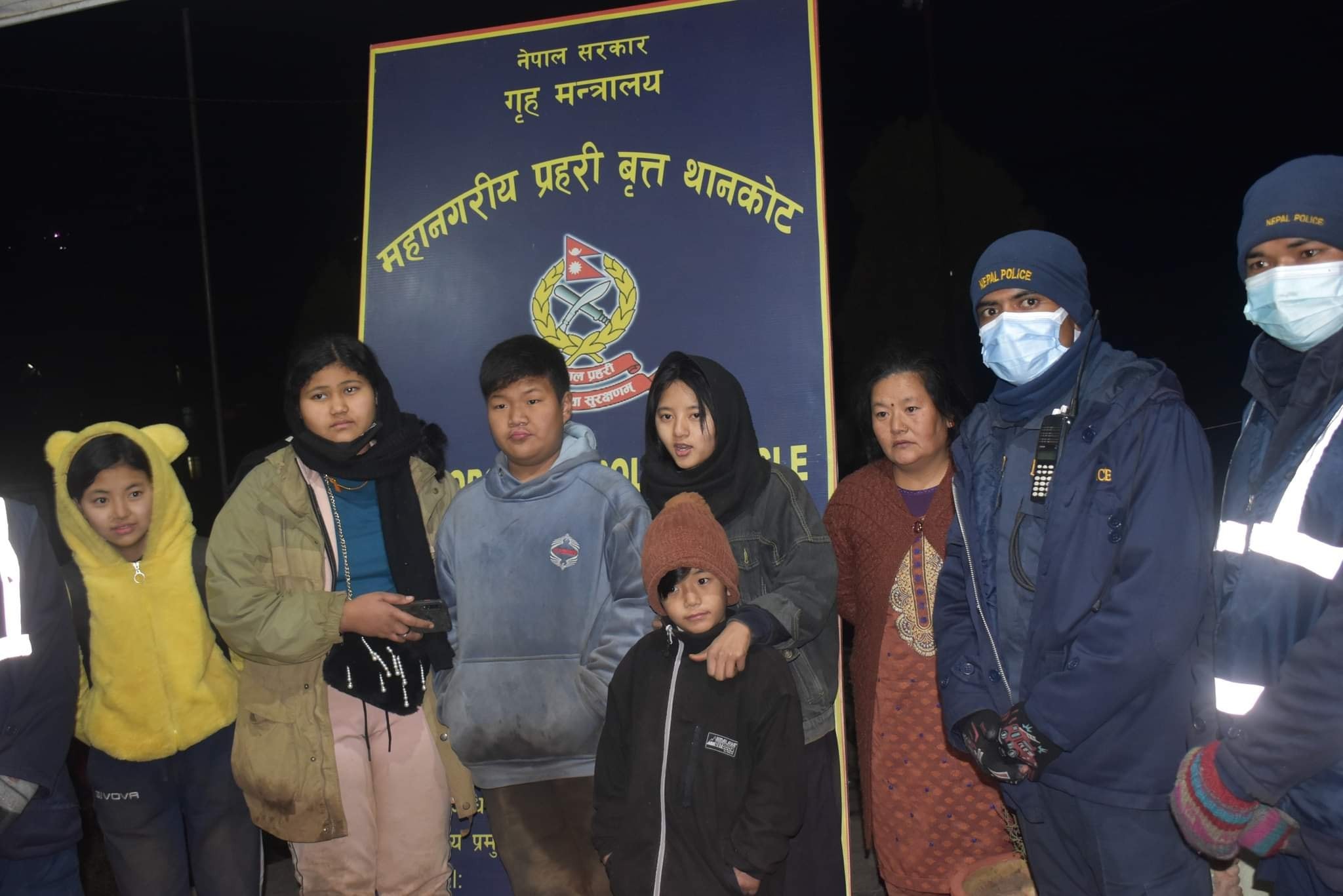 चन्द्रागिरिमा हिउँ खेलेर फर्किंदा हराएका ५ जना महिला तथा बालबालिकाको उद्धार