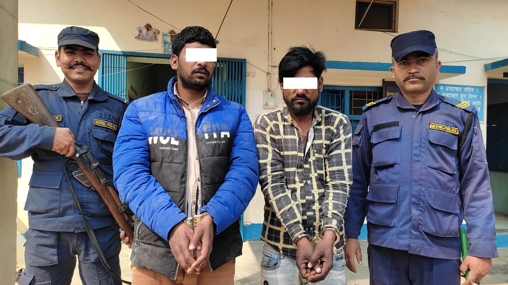 चोरी गर्ने २ जना पेस्तोलसहित पक्राउ