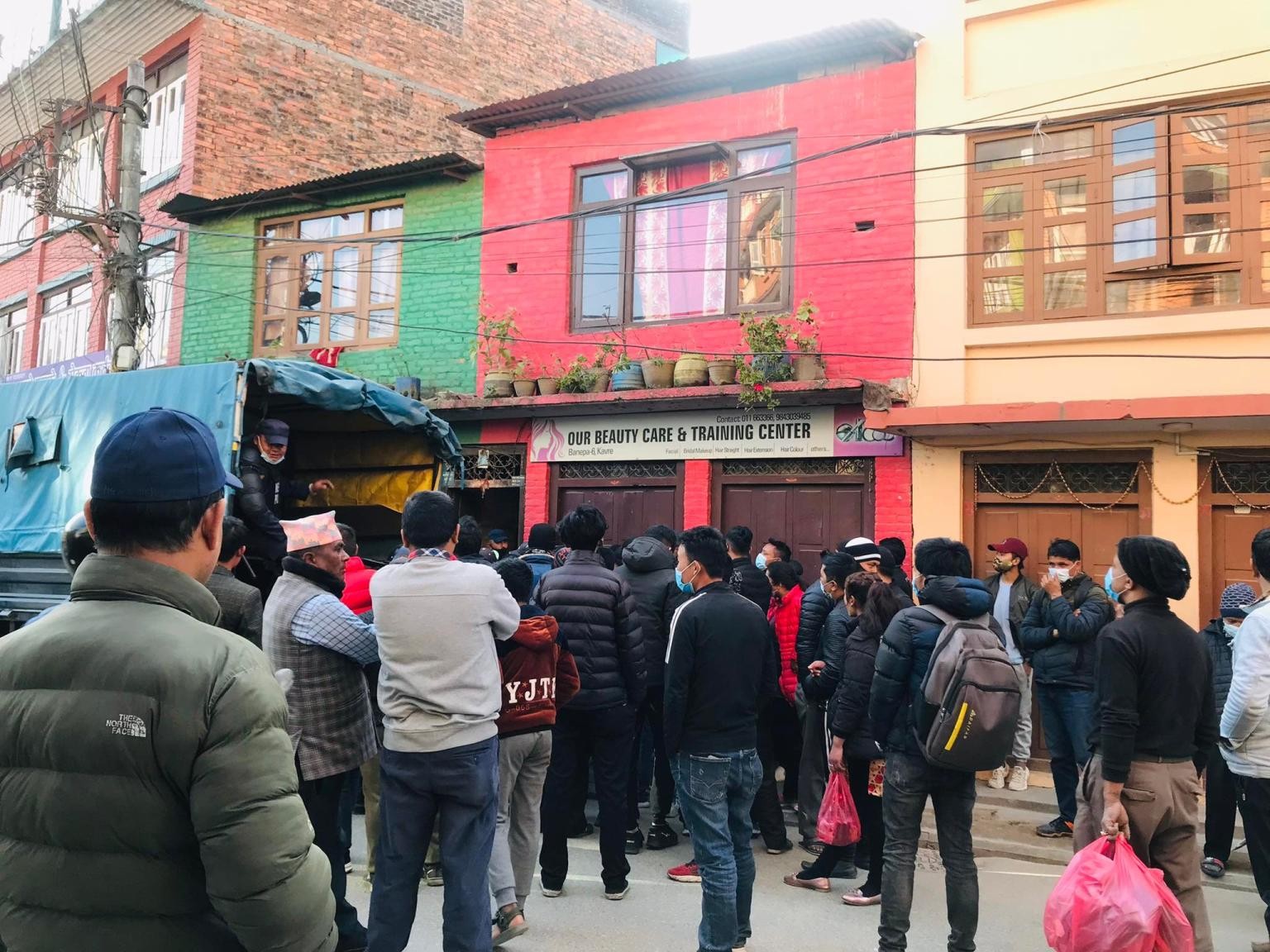 बनेपाको घरेलु मदिरा उत्पादन स्थलमा प्रहरीको छापा, ३५ सय लिटर मदिरा बरामद