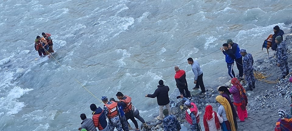 नदिको बीचमा फसेकी महिलाको सशस्त्र प्रहरीद्वारा सकुशल उद्वार
