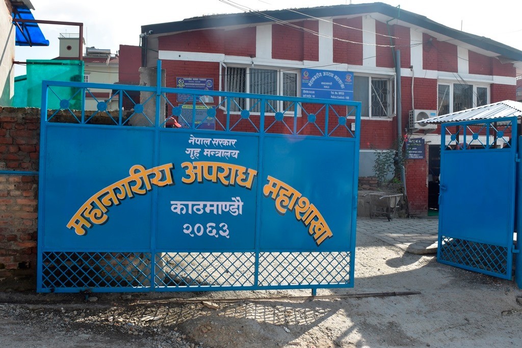 प्रहरी हौं भन्दै लुटपाट गर्ने ८ जना अपराध महाशाखाको फन्दामा