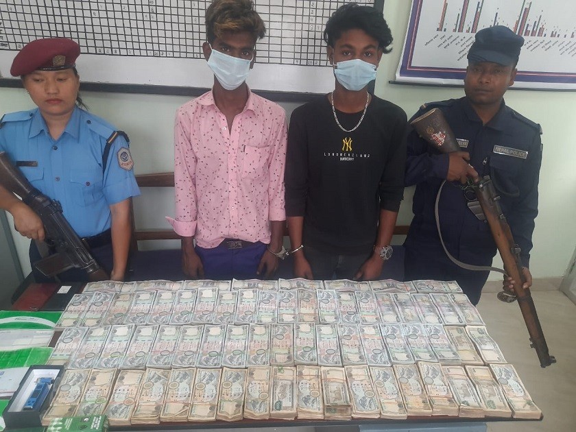 ५५ लाख रुपैयाँसहित २ जना पक्राउ