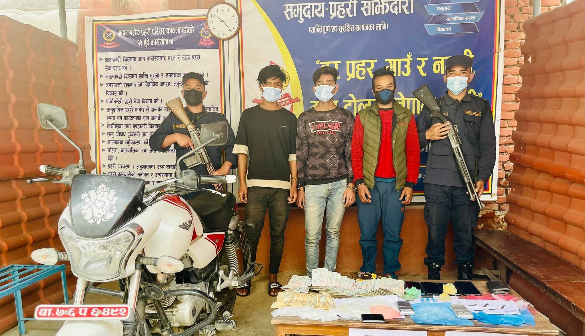 ४३ ग्राम ब्राउन सुगरसहित तीन लागूऔषध कारोबारी कालीमाटी प्रहरीको नियन्त्रणमा