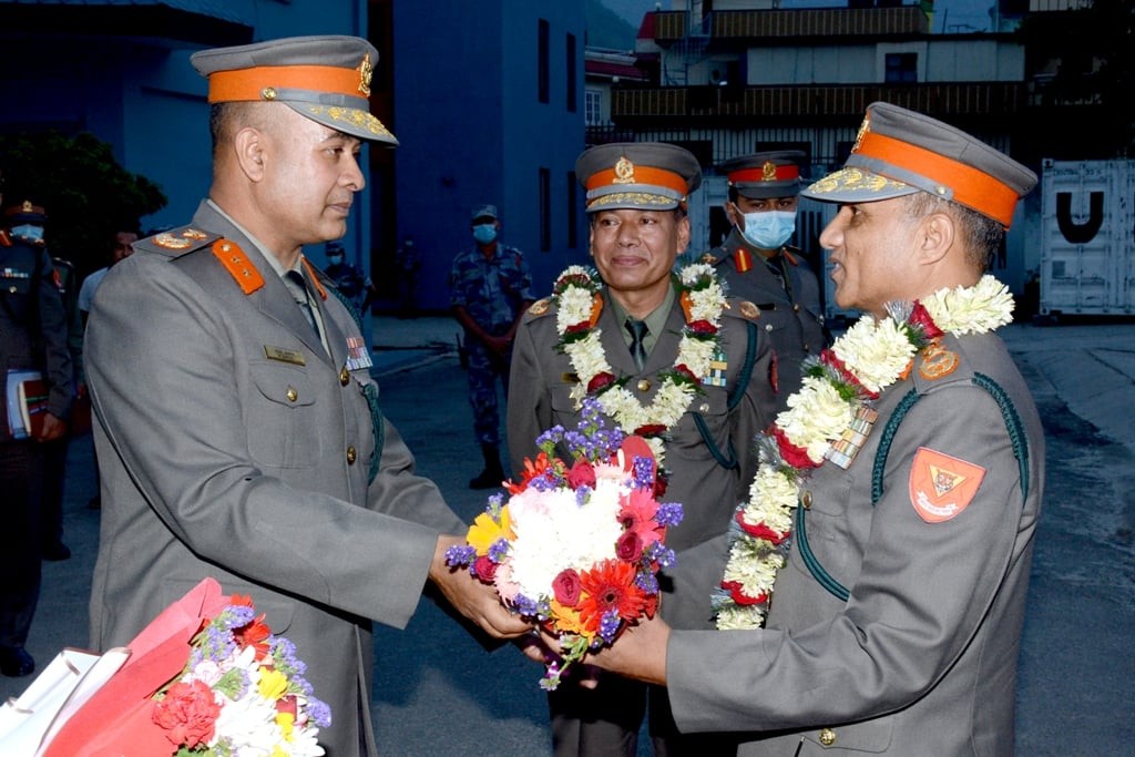 सशस्त्र प्रहरीका आईजी पुष्पराम केसी र एआईजी रामशरण पौडेलको फौजी परम्परा अनुसार बिदाइ