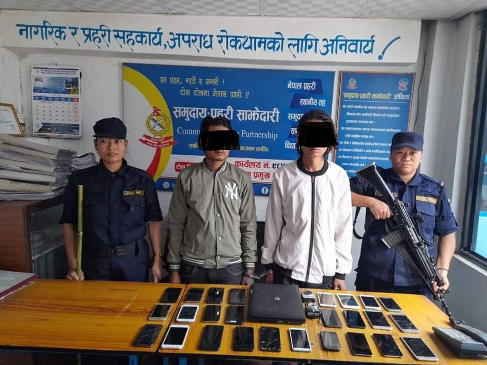 चोरीका ल्यापटप, क्यामेरा तथा मोबाइलसहित २ जना पक्राउ