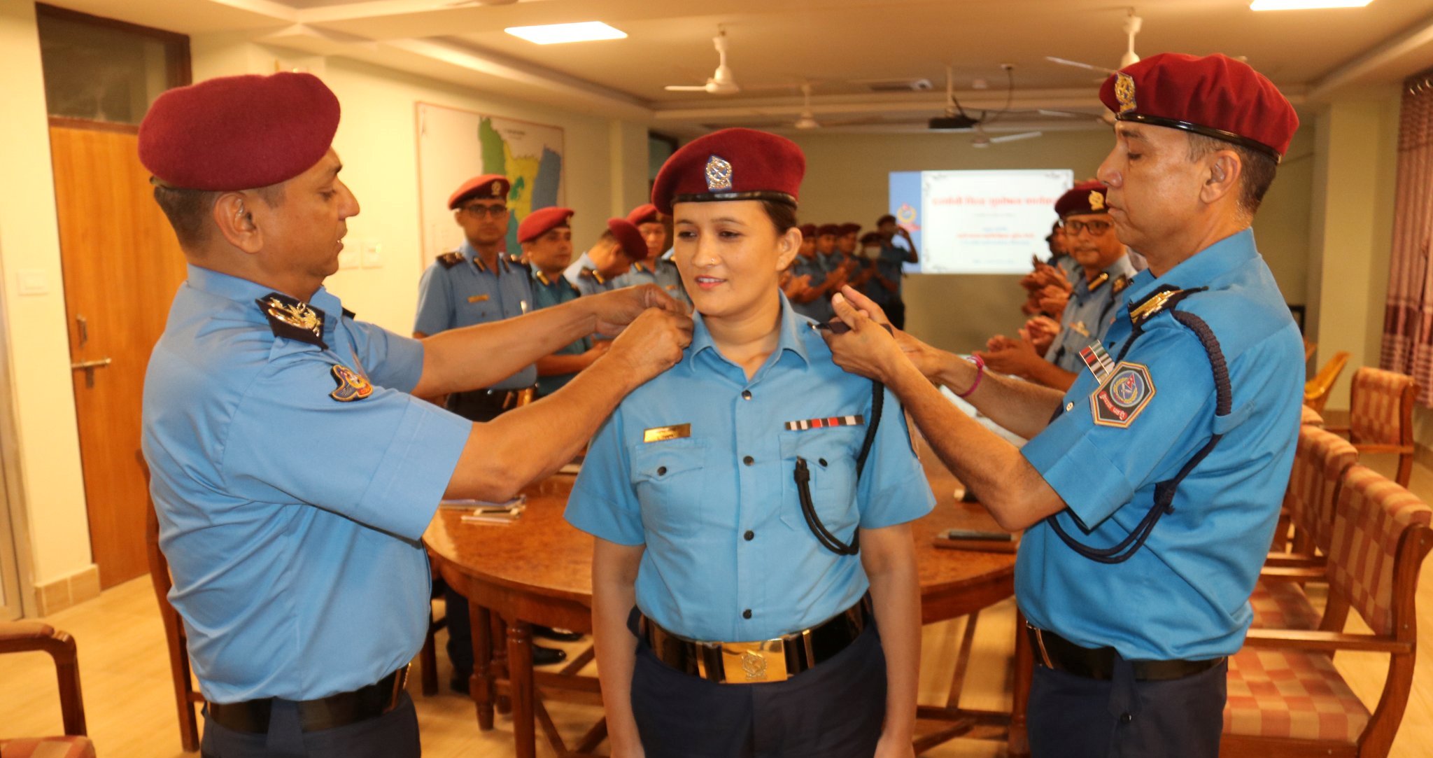 डीआईजी गिरीद्वारा बढुवा भएका प्रहरी कर्मचारीलाई दर्ज्यानी चिन्ह प्रदान