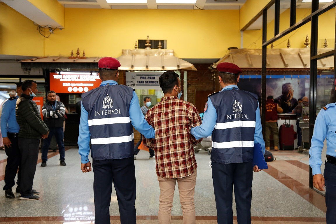 इन्टरपोलबाट रेड नोटिस् जारी भई फरार रहेका प्रतिवादी पक्राउ