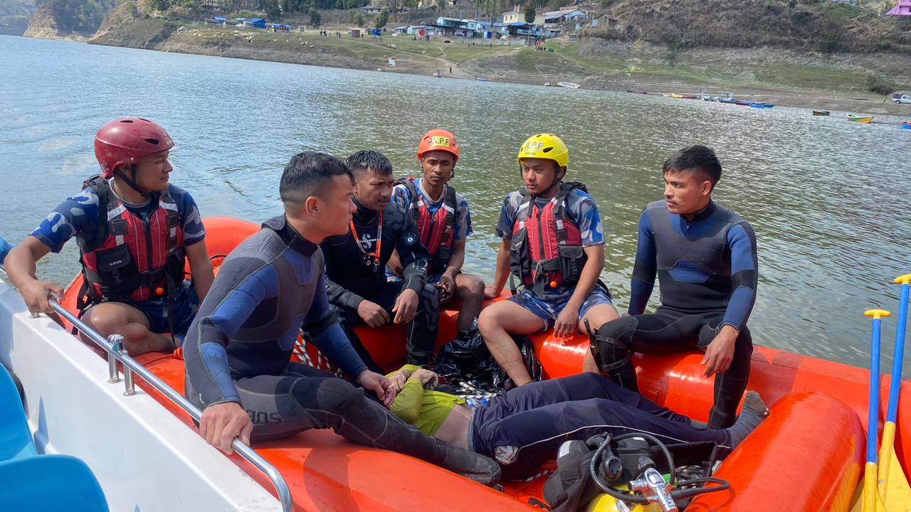 ४५ फिट गहिराईबाट सशस्त्र प्रहरीको गोताखोरले निकाल्यो ईन्द्रसरोवर तालमा बेपत्ता भएकाको शव 