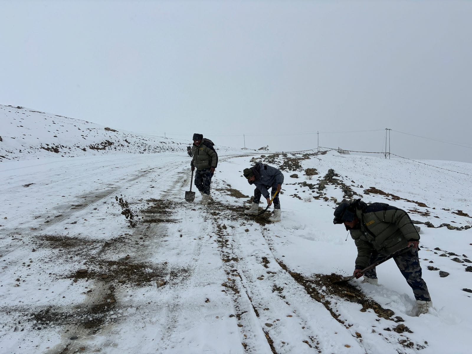 हिउँले अवरुद्ध बाटो पन्छाउँदै सशस्त्र प्रहरीले भन्यो– पदयात्रा र भ्रमण गर्दा सचेतता अपनाउनुहोस्