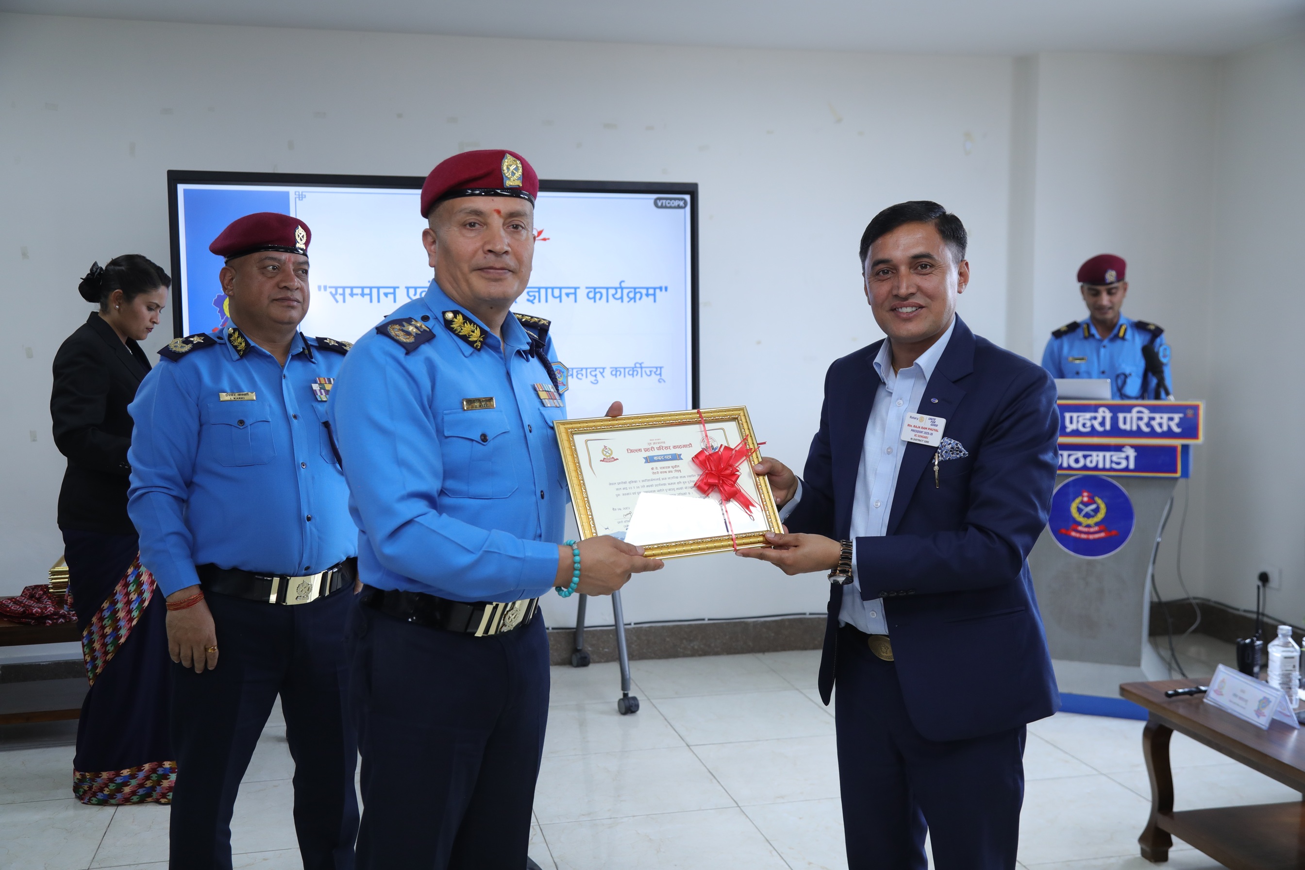 प्रहरी कार्यालयहरूको मर्मतमा सहयोग पुर्‍याउनेहरूलाई सम्मान