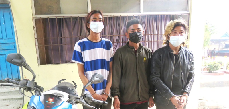 मोटरसाइकलसहित चोरीमा संलग्न ३ जना  पक्राउ