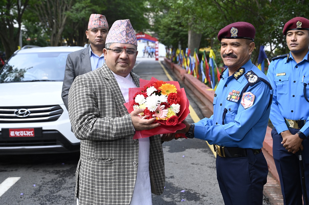 गृहसचिव भट्टराईद्वारा प्रहरी मुख्यालयको निरीक्षण 