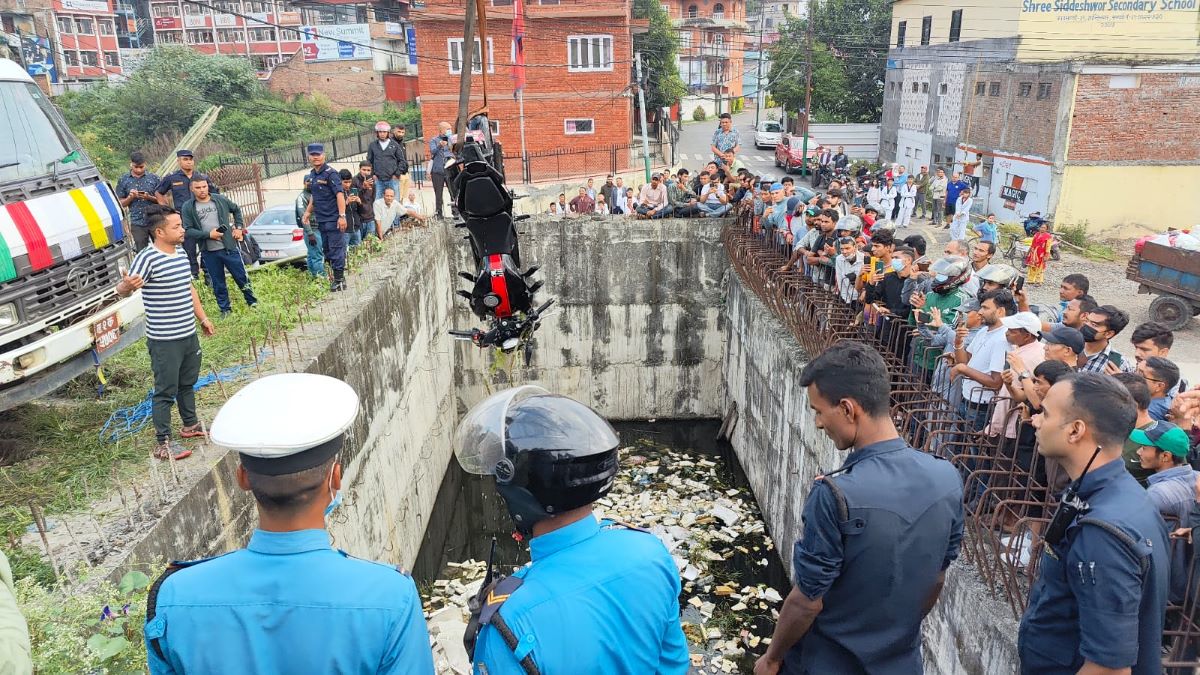 काठमाडौंको तीनकुनेमा मोटरसाइकल दुर्घटना हुँदा एक जनाको मृत्यु